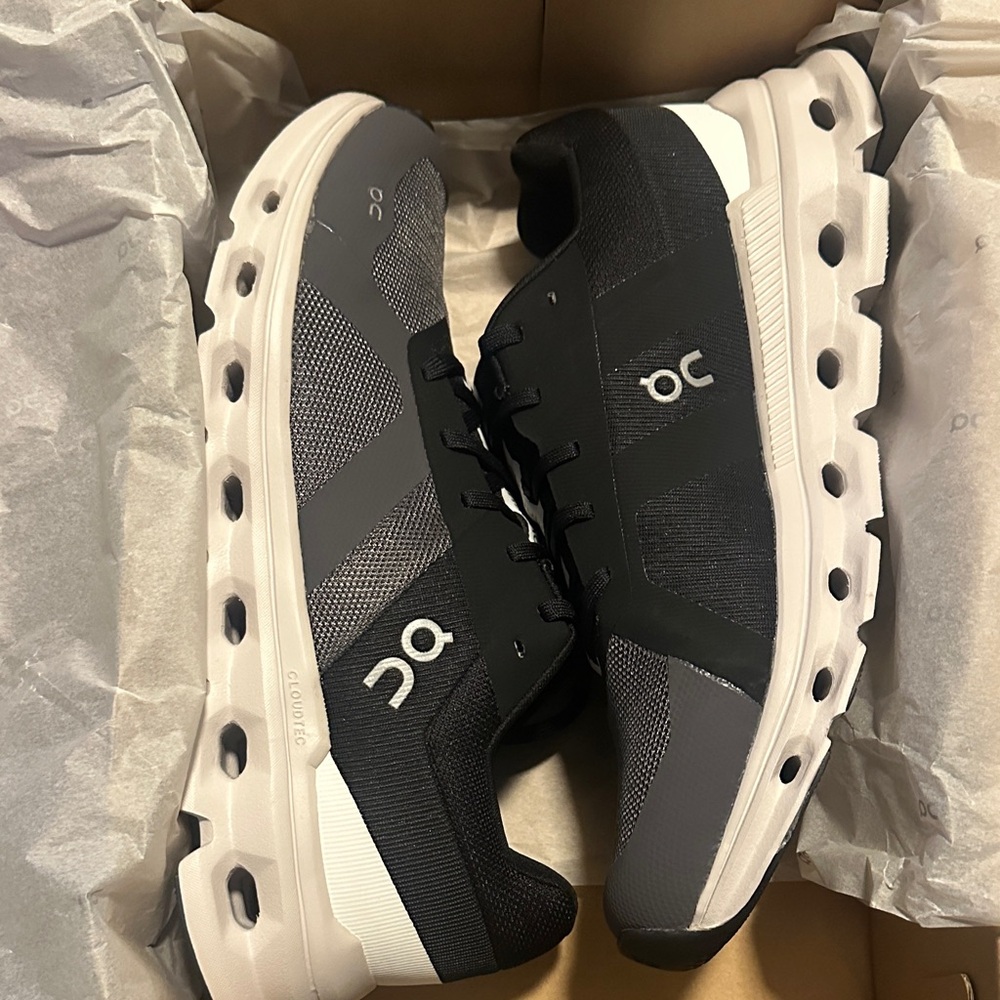 NWT  MEN’S ON  CLOUDRUNNER ECLIPSE FROST SIZE 8.5